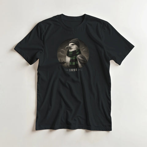 Svart t-shirt med cirkulärt motiv av en stolt mås och texten 1894