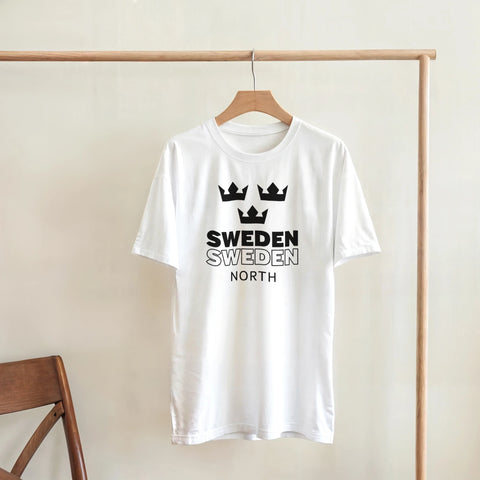 Stilren t-shirt med minimalistisk svensk flaggsymbol hängande på en trägalge