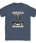 Satirisk "America belongs to Denmark" t-shirt med man i läderjacka, ölflaska, dansk flagga på USA-karta.