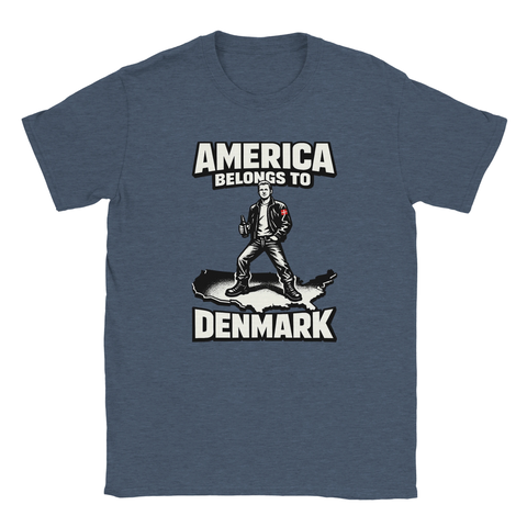 Satirisk "America belongs to Denmark" t-shirt med man i läderjacka, ölflaska, dansk flagga på USA-karta.