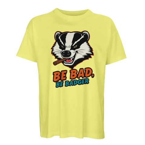 Gul oversized t-shirt med humoristiskt tryck av en rökande grävling