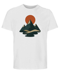 Geometriska berg med orange sol och reflektion på vit ekologisk t-shirt.