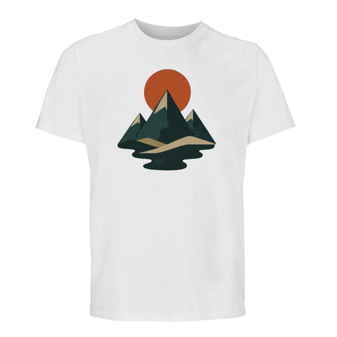 Geometriska berg med orange sol och reflektion på vit ekologisk t-shirt.