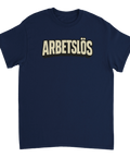 Arbetslös" texttryck i beige med svart skugga på mörkblå t-shirt, humoristisk retrostil.