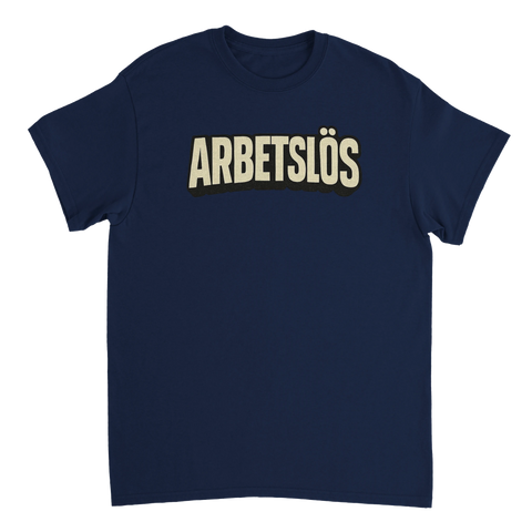 Arbetslös" texttryck i beige med svart skugga på mörkblå t-shirt, humoristisk retrostil.