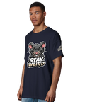 Oversized t-shirt med kaxig attityd och handritad signaturstil på ärmen