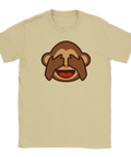 Apa-emoji som täcker ögonen med händerna, skrattar, på en beige t-shirt.