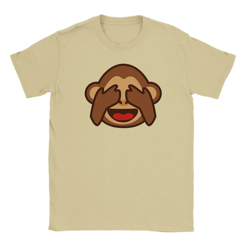 Apa-emoji som täcker ögonen med händerna, skrattar, på en beige t-shirt.