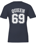 Vit "QUEEN 69" med dubbel kontur på marinblå t-shirt, sportig college-stil.