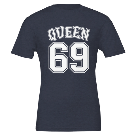 Vit "QUEEN 69" med dubbel kontur på marinblå t-shirt, sportig college-stil.