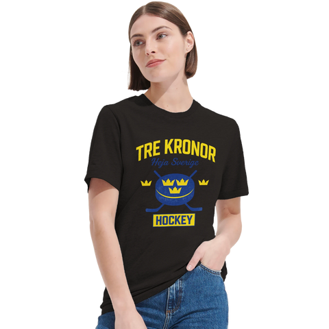 Tre Kronor Heja Sverige hockeydesign på svart t-shirt.