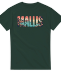 Vintageinspirerat Mallis-motiv med båtar och strand på en mörkgrön t-shirt