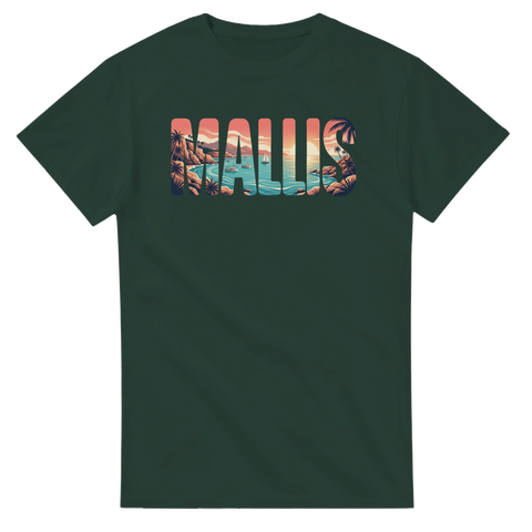 Vintageinspirerat Mallis-motiv med båtar och strand på en mörkgrön t-shirt
