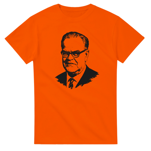 Klassiskt motiv av Tage Erlander på orange t-shirt – minimalistisk ledarstil