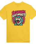 Gul t-shirt med en färgglad förvånad katt och texten Lesbians Eat What?!.