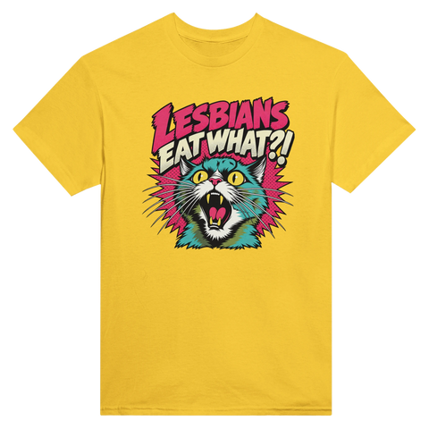 Gul t-shirt med en färgglad förvånad katt och texten Lesbians Eat What?!.