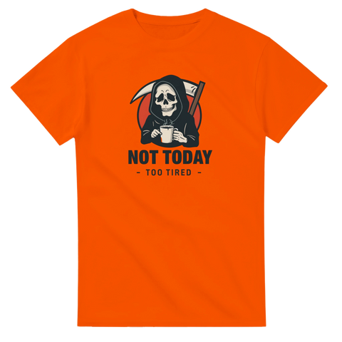 Rolig t-shirt med retro-emblem av en kaffedrickande dödskalle.