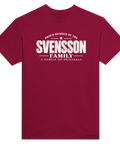 Vinröd t-shirt med texten Svensson – A Family of Originals