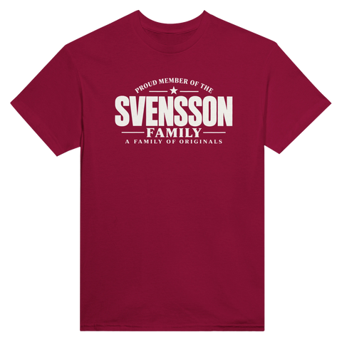 Vinröd t-shirt med texten Svensson – A Family of Originals