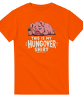 Rolig t-shirt med en bakis gris och text på orange bakgrund