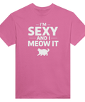 Rosa t-shirt med absurd ordvits tryckt i ett kaxigt typsnitt
