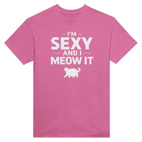 Rosa t-shirt med absurd ordvits tryckt i ett kaxigt typsnitt