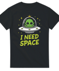 Söt grön alien i UFO med krona – grafisk t-shirt med rymdtema