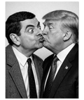 Svartvit närbild på Mr Bean och Donald Trump som möts i en humoristisk och satirisk kyss sedd från sidan.