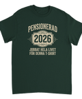 Mörkgrön t-shirt med vintage-inspirerat motiv för blivande pensionärer 2026