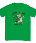 Grön t-shirt med en julgran och snögubbe som skålar och texten ”Barra en sista, sen går vi”.