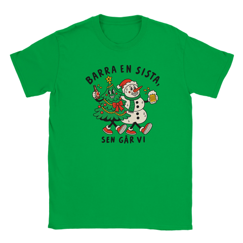 Grön t-shirt med en julgran och snögubbe som skålar och texten ”Barra en sista, sen går vi”.