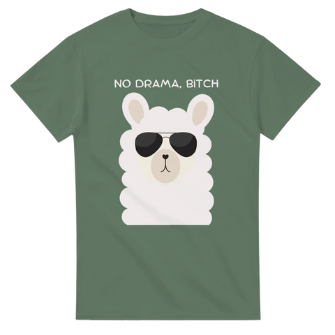 Lama med solglasögon och texten "NO DRAMA, BITCH" på grön T-shirt.