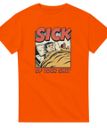 Pop-art motiv av sjuk man i sängen med texten "Sick of your shit" på orange t-shirt.