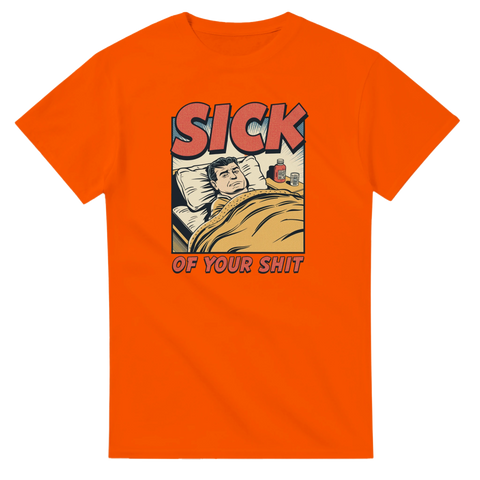 Pop-art motiv av sjuk man i sängen med texten "Sick of your shit" på orange t-shirt.
