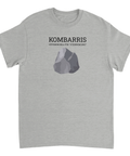 Grafisk illustration av en stenbumling med texten Kombarris på grå t-shirt