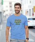 Sverige. Semester. Soft." text i gult och blått på ljusblå t-shirt.