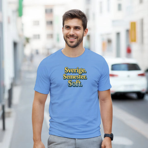 Sverige. Semester. Soft." text i gult och blått på ljusblå t-shirt.
