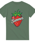 Tecknad jordgubbe med text "Summer" på olivgrön t-shirt.