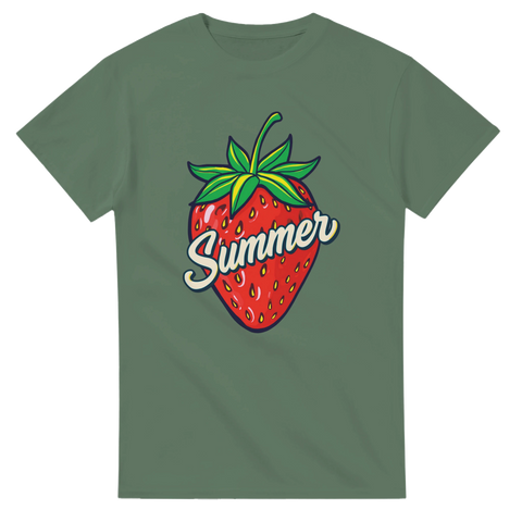 Tecknad jordgubbe med text "Summer" på olivgrön t-shirt.