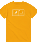 Periodiska systemet "Be Er" t-shirt i gult med vit text.
