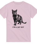 Katt med texten "Cat Guy" tryckt på t-shirt