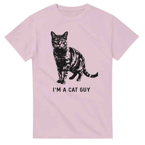 Katt med texten "Cat Guy" tryckt på t-shirt