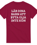 Tydlig textdesign med budskap om att byta olja på röd t-shirt