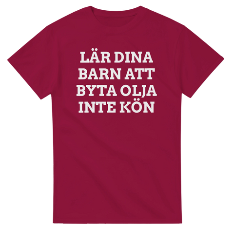 Tydlig textdesign med budskap om att byta olja på röd t-shirt