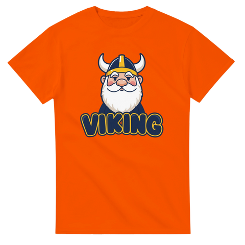 Tecknad viking med skägg och hornhjälm, text "VIKING", på orange t-shirt.