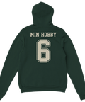 Min Hobby 6" college-stil på mörkgrön hoodie.