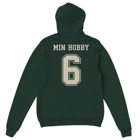 Min Hobby 6" college-stil på mörkgrön hoodie.