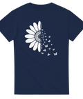 Vit solros som övergår i fjärilar på mörkblå t-shirt.