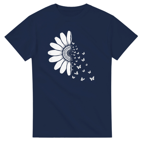 Vit solros som övergår i fjärilar på mörkblå t-shirt.