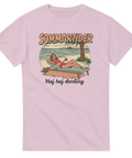 Pop art-motiv med kvinna i röd bikini på solstol vid strand, text "Sommartider Hej hej darling" på rosa t-shirt.